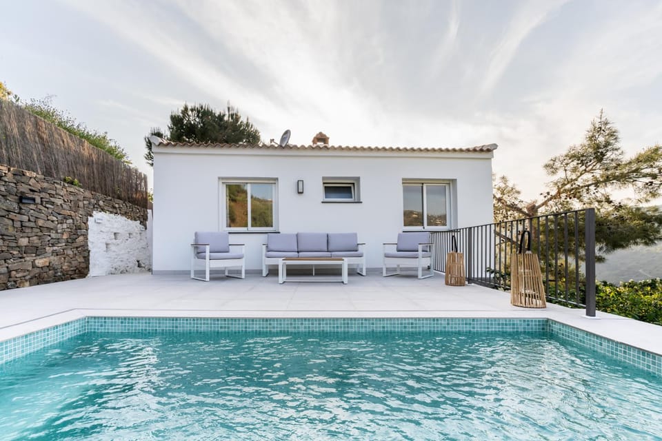 Property building, Balcony/Terrace, Pool view, Swimming pool, Swimming pool