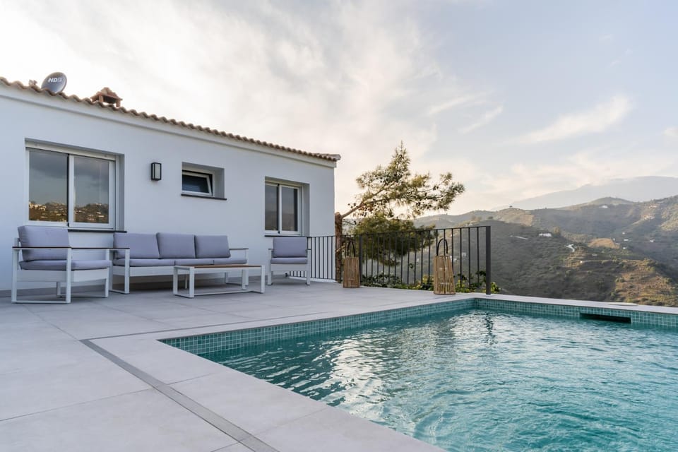 Property building, Mountain view, Pool view, Swimming pool, Swimming pool