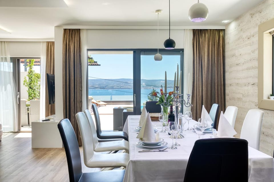 Living room, Dining area, air conditioner