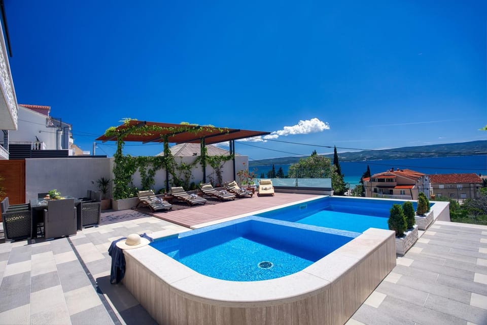 Property building, BBQ facilities, Balcony/Terrace, Swimming pool