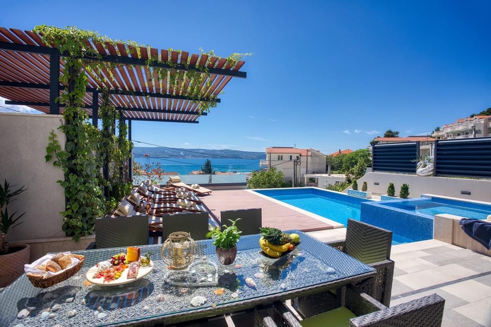 Property building, Balcony/Terrace, Beach, Sea view, Swimming pool