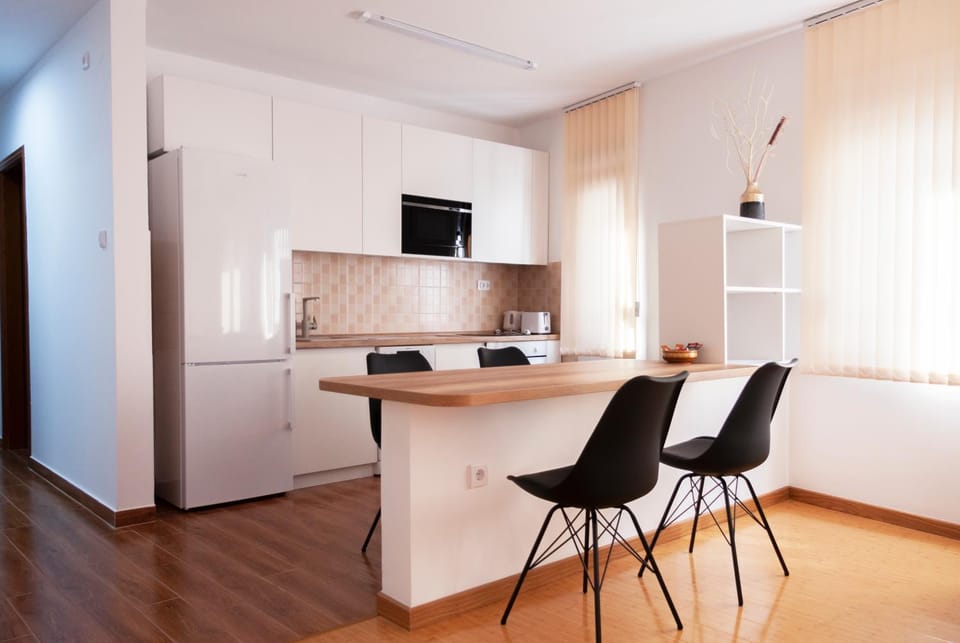 Kitchen or kitchenette, Dining area