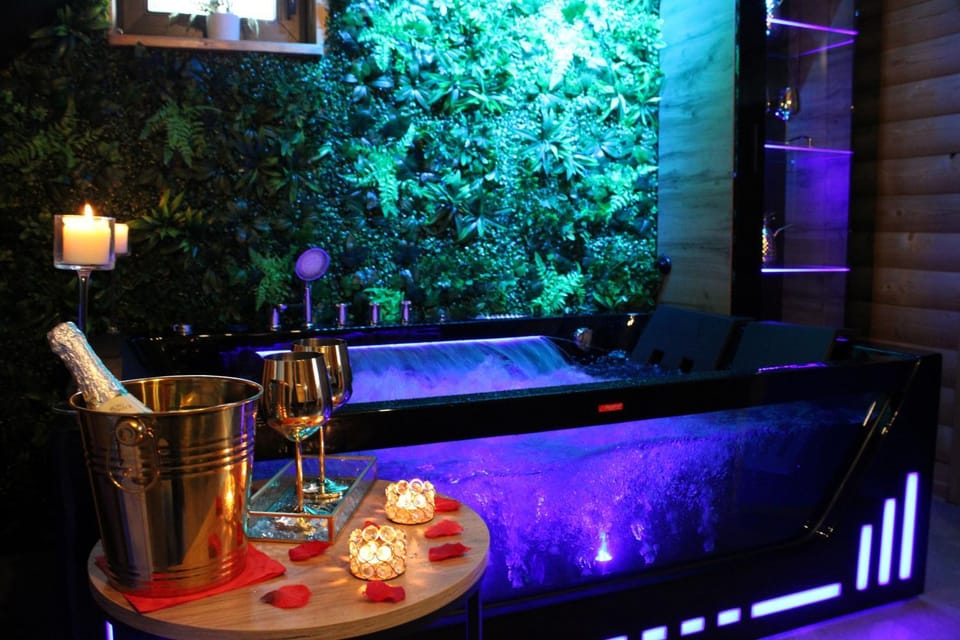 Pod Młyńską Skałą - apartamenty z prywatnym jacuzzi i kominkiem Farm Stay in Poland
