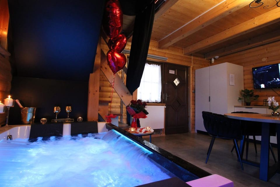 Pod Młyńską Skałą - apartamenty z prywatnym jacuzzi i kominkiem Farm Stay in Poland