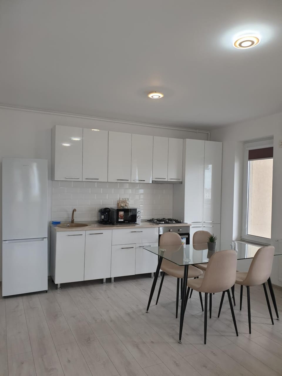 Kitchen or kitchenette, Dining area