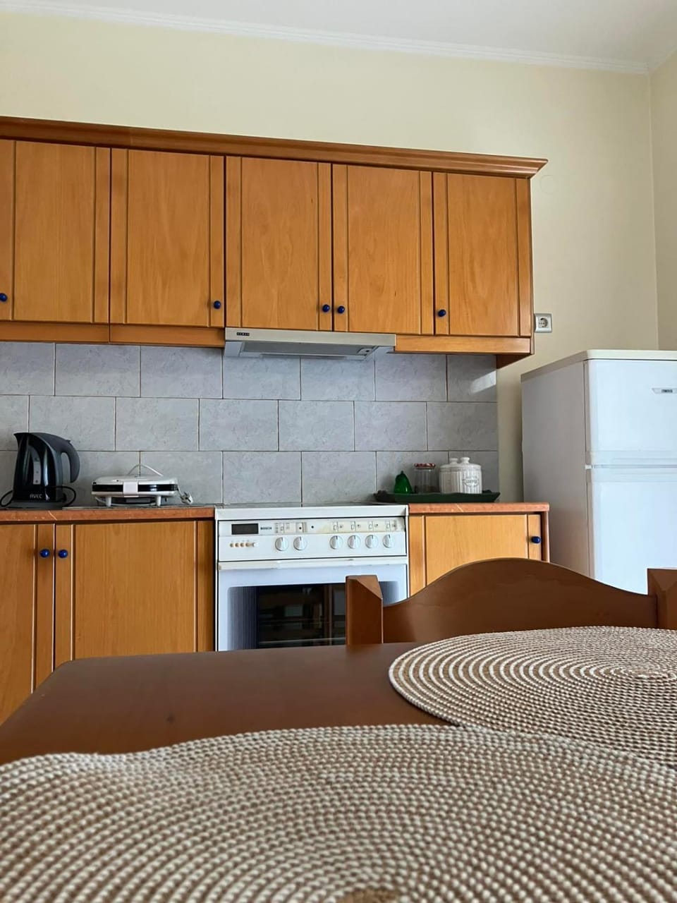 Coffee/tea facilities, oven, stove