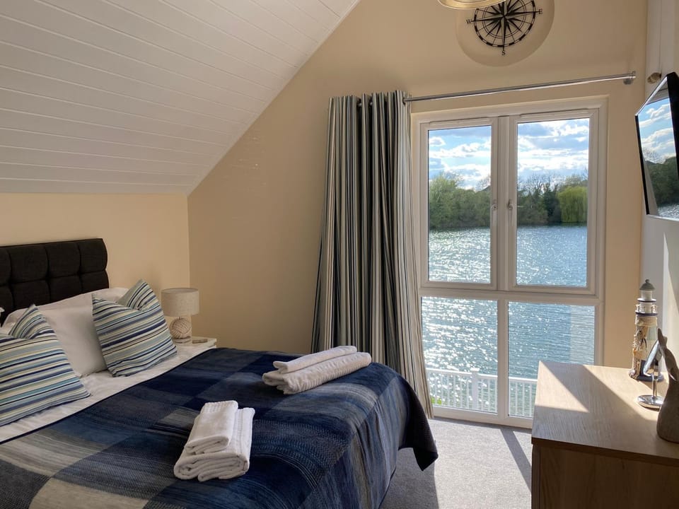 Bedroom, Lake view