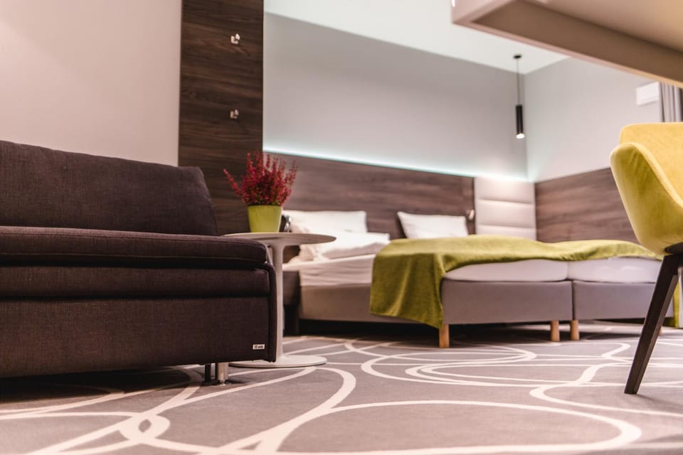 Bed, Photo of the whole room, Decorative detail, Family