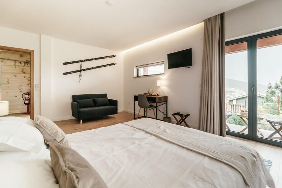 Bed, TV and multimedia, Photo of the whole room, Bedroom