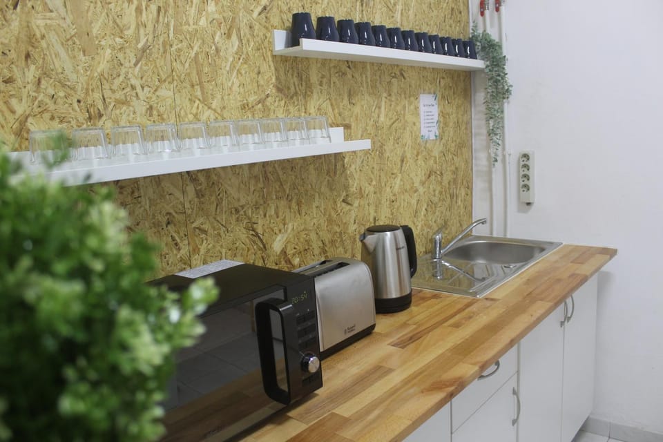 Coffee/tea facilities, Kitchen or kitchenette, Communal kitchen, kitchen