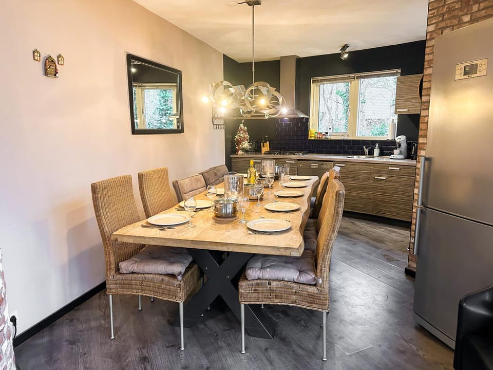 Dining area, kitchen