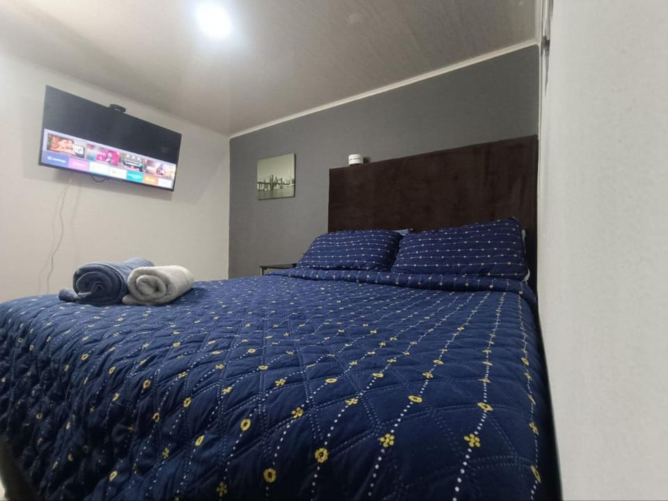 Communal lounge/ TV room, Bed, TV and multimedia, Bedroom