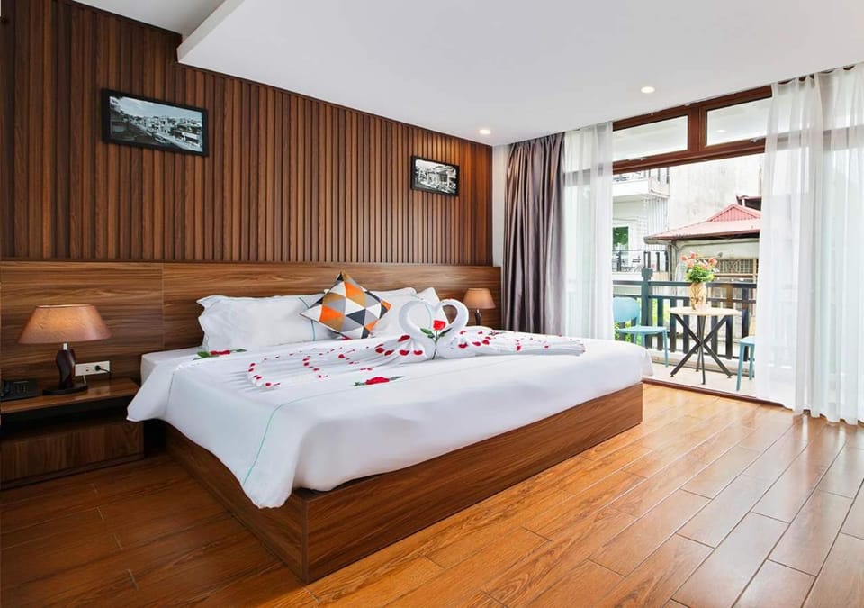 Bed, TV and multimedia, View (from property/room), Balcony/Terrace, Photo of the whole room, Bedroom