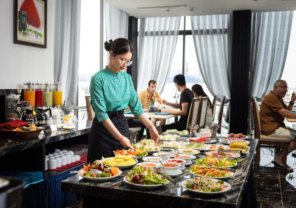 Restaurant/places to eat, People, Food and drinks, Banquet/Function facilities, Food, Breakfast, Breakfast, Continental breakfast, Buffet breakfast, Buffet breakfast, Asian breakfast, Asian breakfast, Lunch, Dinner, Drinks, group of guests