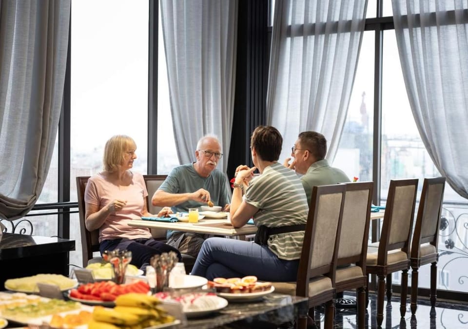 Restaurant/places to eat, People, Living room, Food and drinks, Banquet/Function facilities, Seating area, Dining area, Food, Guests, Breakfast, Breakfast, Buffet breakfast, Buffet breakfast, Asian breakfast, Asian breakfast, Drinks, group of guests, Family