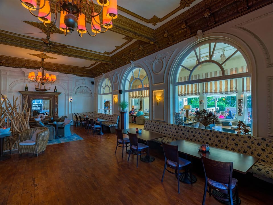 Lounge or bar, Breakfast