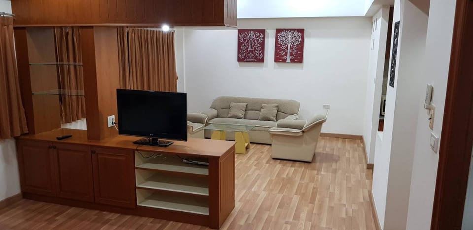 JOLLY GUESTHOUSE & RESTAURANT Bed and Breakfast in Pattaya City