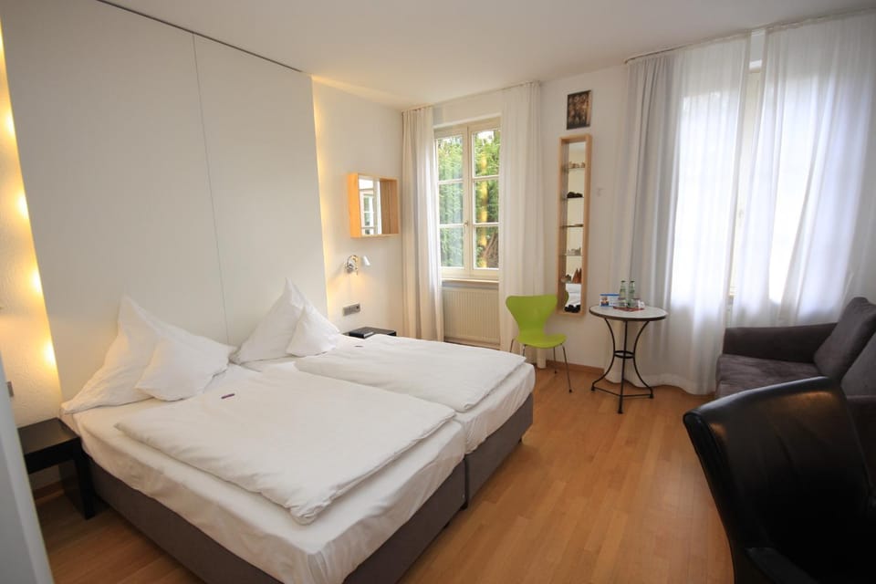 Bed, Photo of the whole room, Seating area