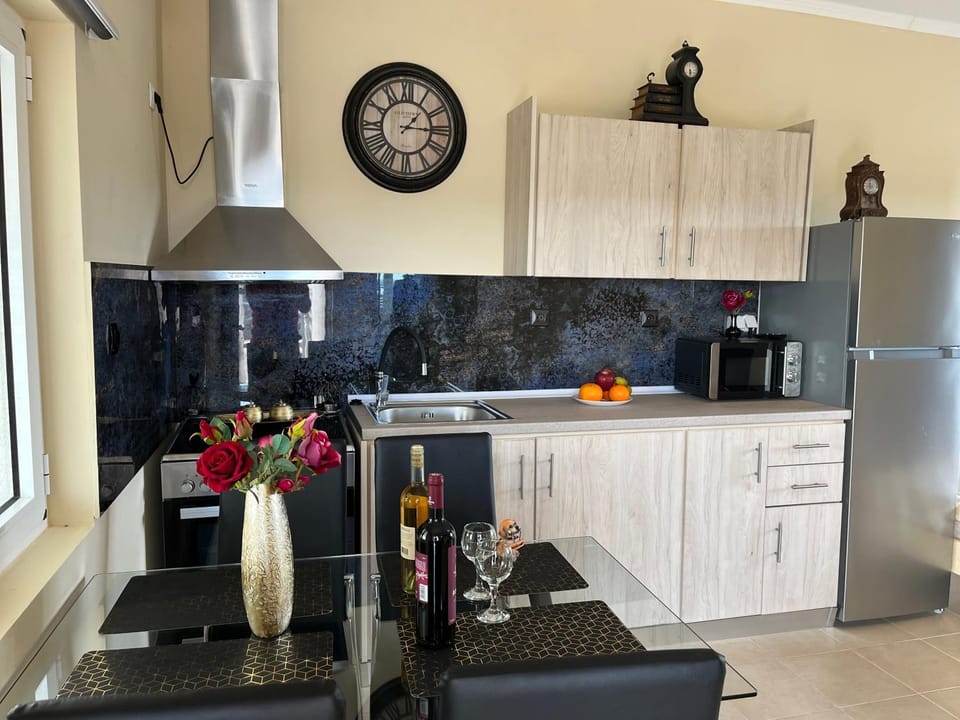 Kitchen or kitchenette, Dining area, minibar, pet friendly, stove