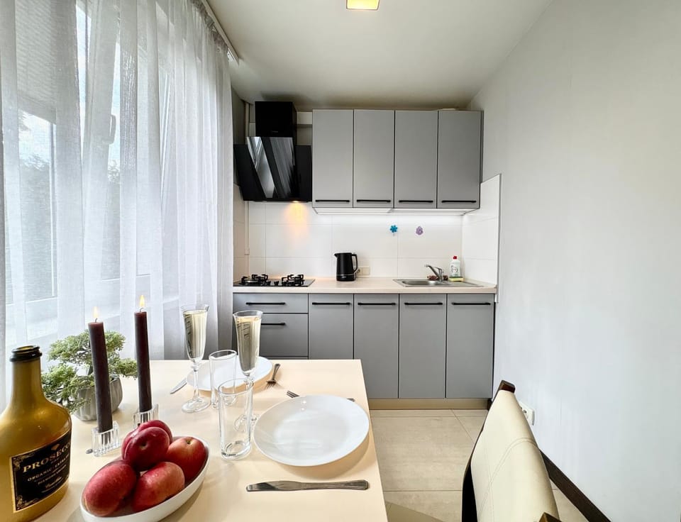 Kitchen or kitchenette, Dining area