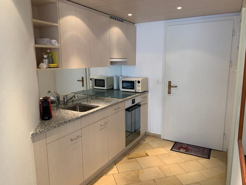 Coffee/tea facilities, dishwasher, microwave, oven, stove, kitchen