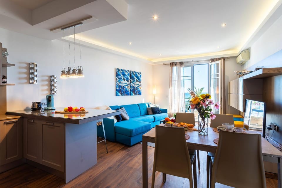 TV and multimedia, Kitchen or kitchenette, Living room, Dining area