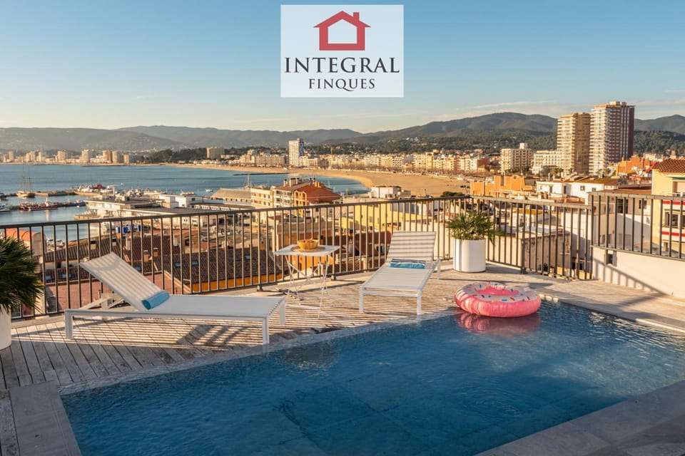 Property building, Beach, Beach, City view, Sea view, Swimming pool, sunbed