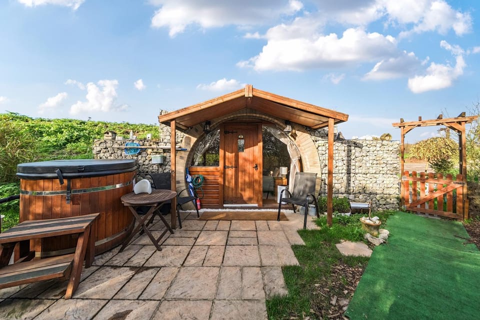 Luxury Pod-Sleeps 2-Hot Tub-Pets-Garden House in Borough of Swale