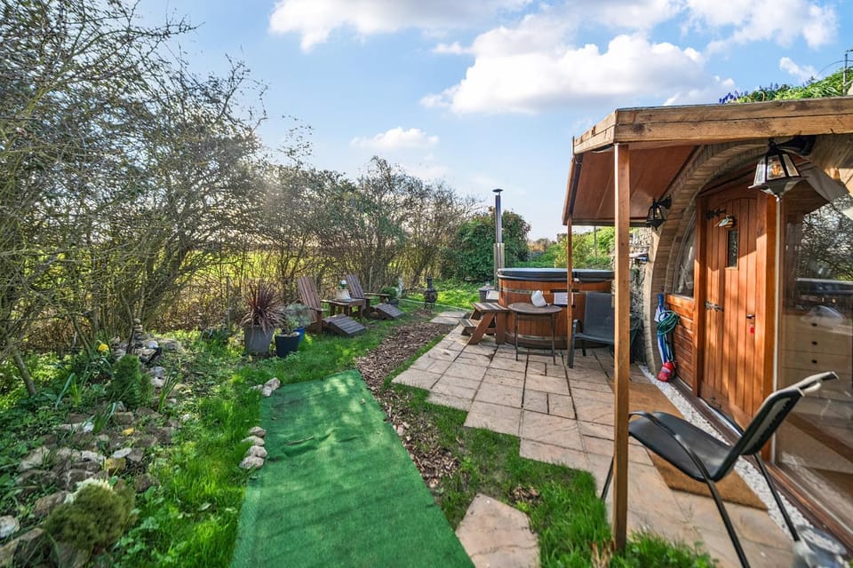 Luxury Pod-Sleeps 2-Hot Tub-Pets-Garden House in Borough of Swale