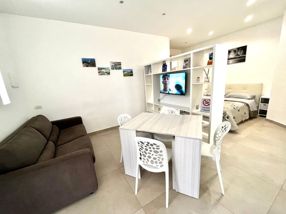 Day, TV and multimedia, Living room, Seating area, Dining area