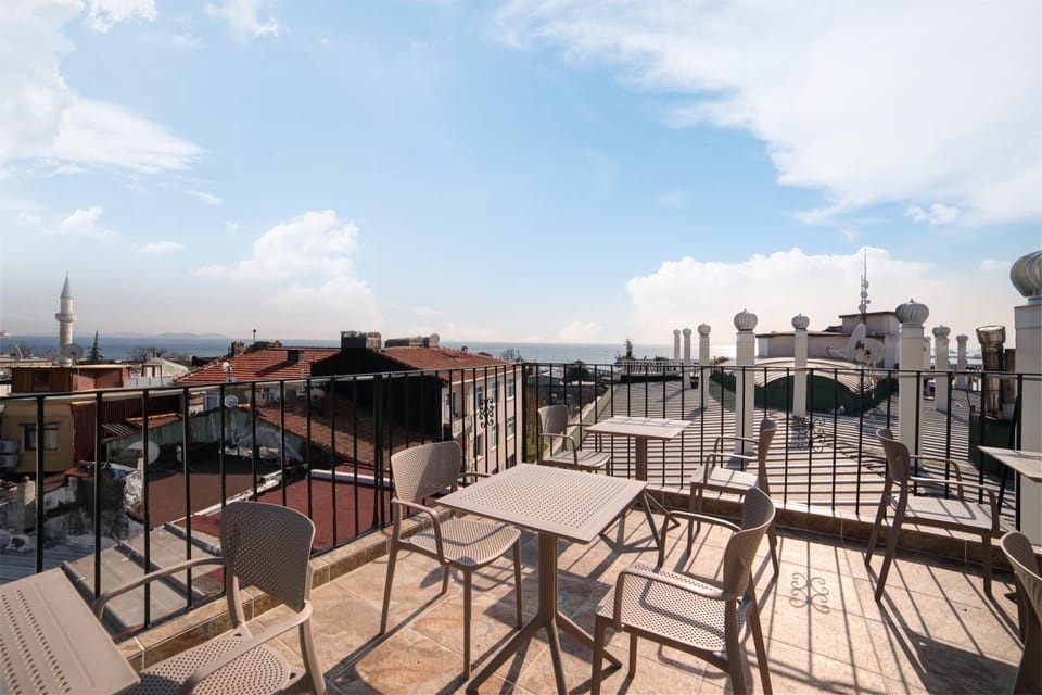 Property building, Balcony/Terrace, Seating area, Sea view