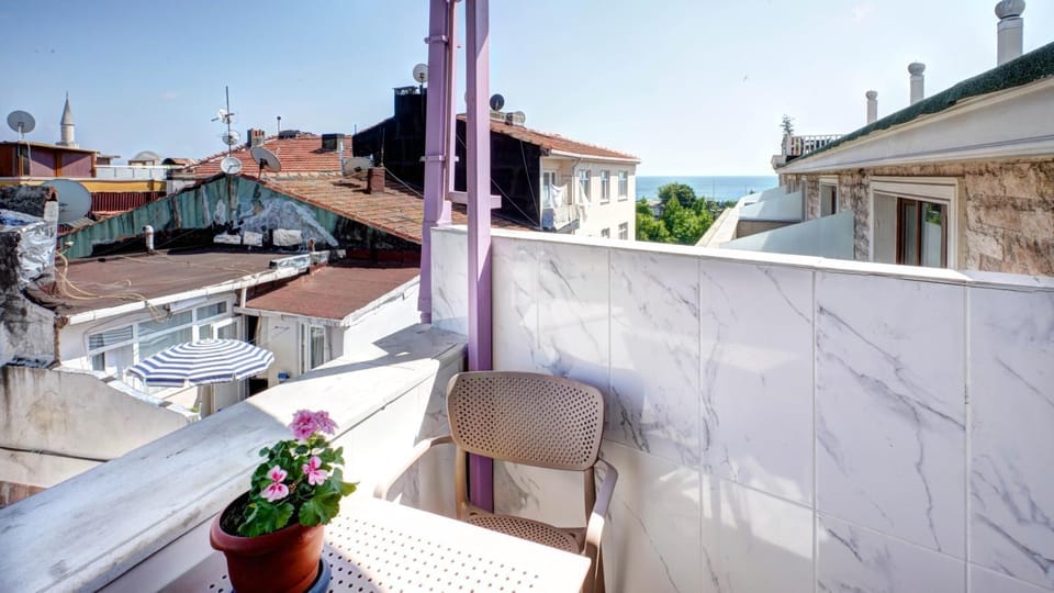 View (from property/room), Balcony/Terrace, City view, Sea view