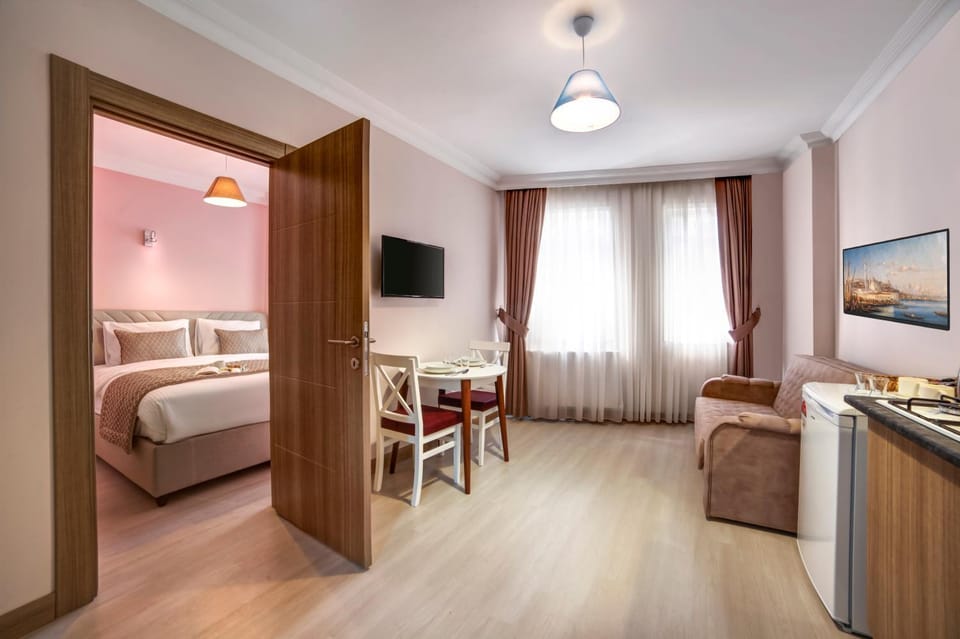 TV and multimedia, Seating area, Bedroom