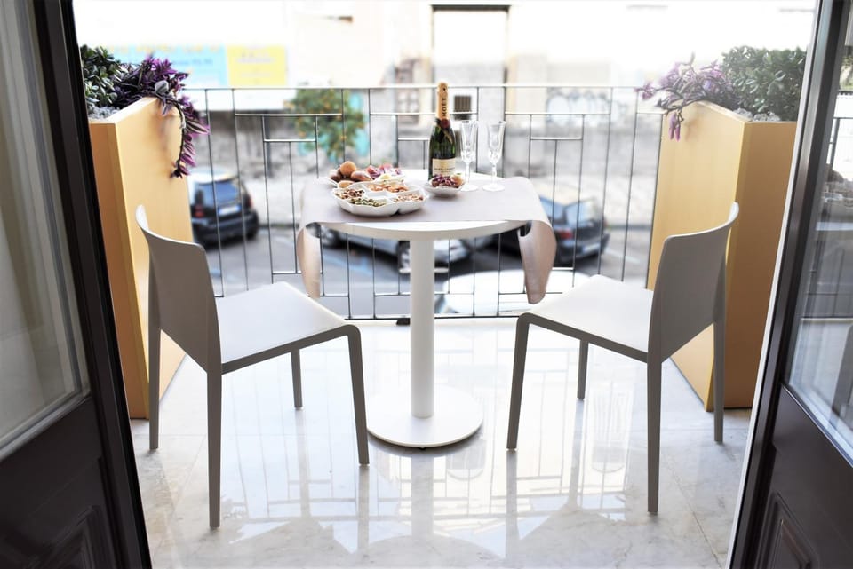 View (from property/room), Balcony/Terrace, Living room, Food and drinks, Seating area, Dining area, Food
