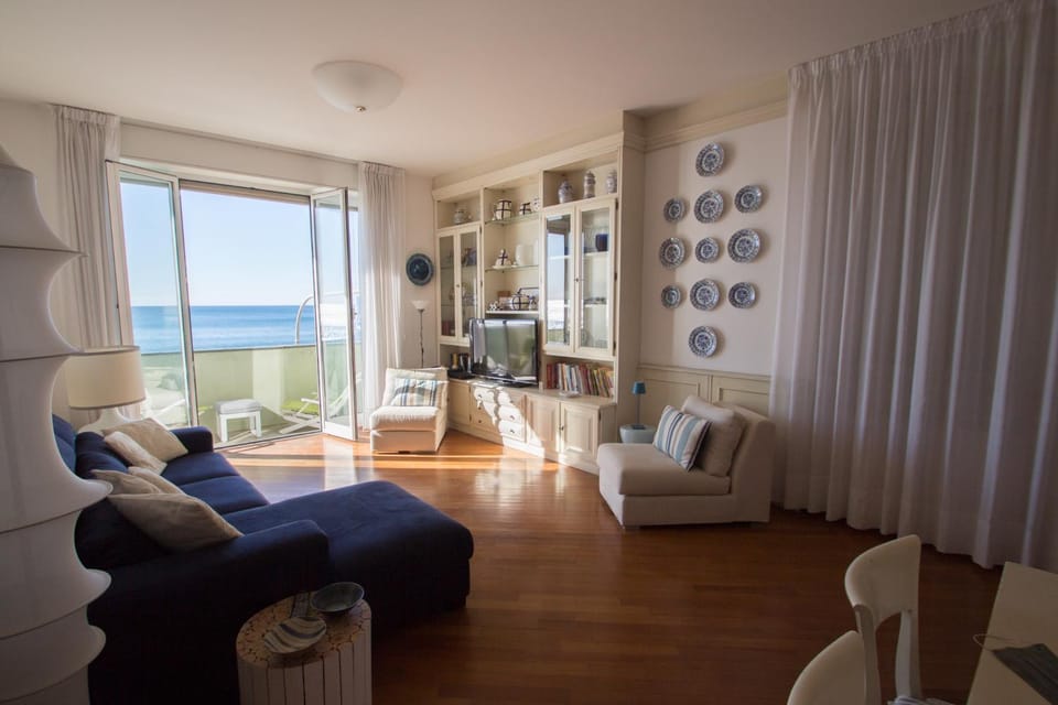 Splendido appartamento fronte mare con box doppio Apartment in Varazze