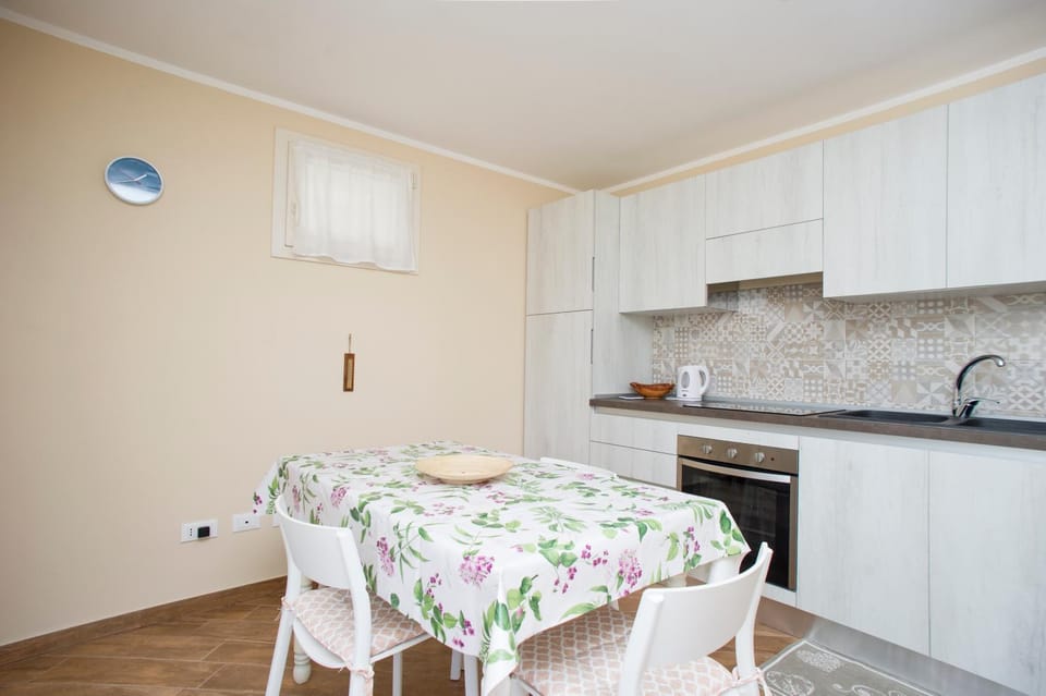 Kitchen or kitchenette, Dining area, pet friendly