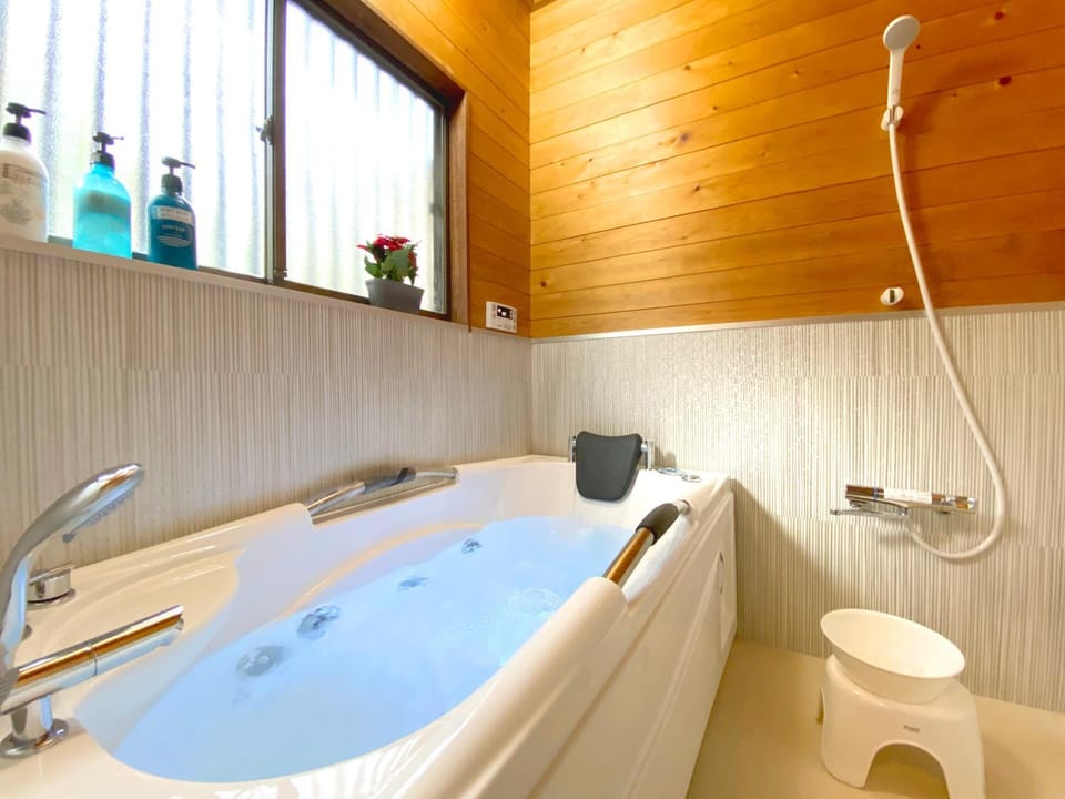 Hot Tub, Bathroom