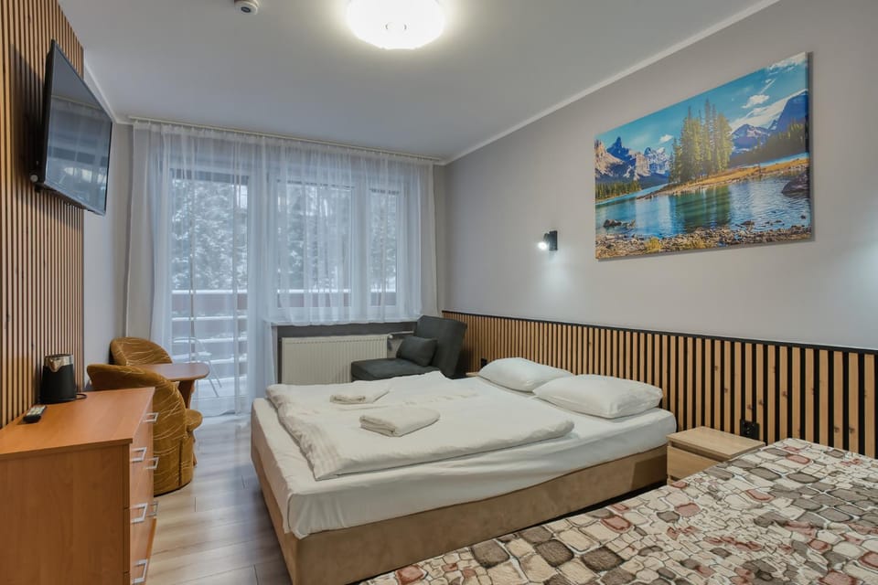 Bed, TV and multimedia, Photo of the whole room, Bedroom, towels