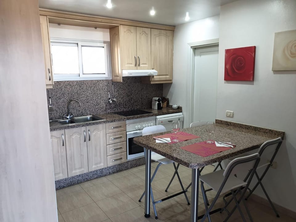 Kitchen or kitchenette, Dining area, minibar, pet friendly, stove