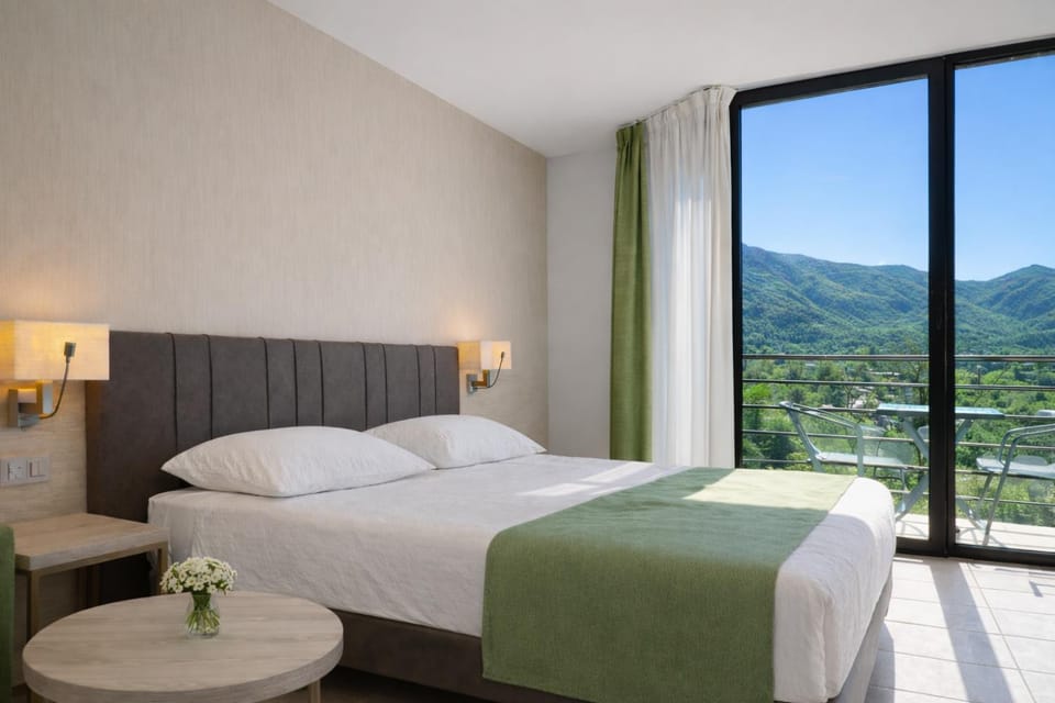 Bedroom, Mountain view