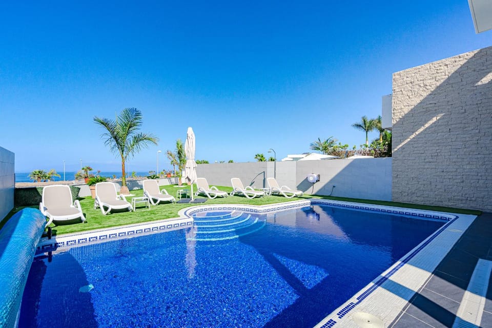 Day, Natural landscape, Pool view, Sea view, Swimming pool, sunbed