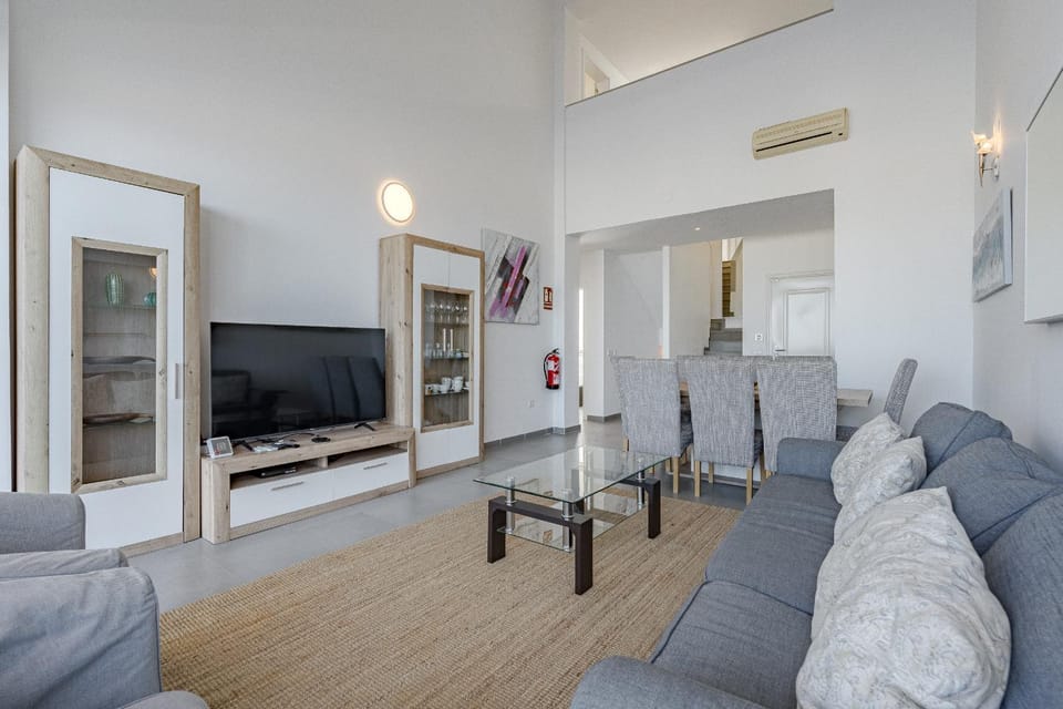 TV and multimedia, Living room, Seating area, air conditioner