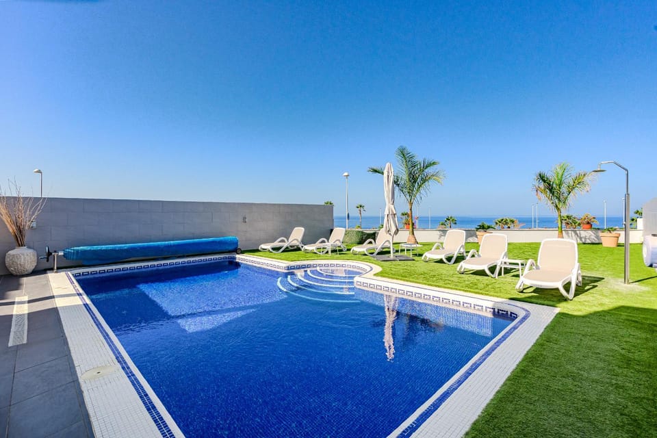 Day, Natural landscape, Pool view, Sea view, Swimming pool, sunbed