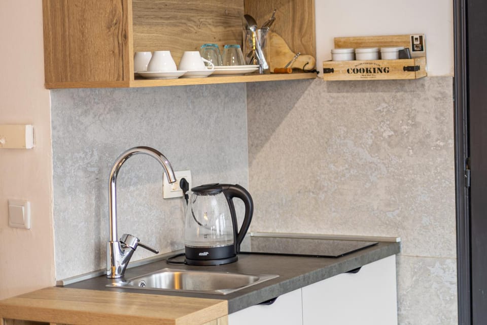 Coffee/tea facilities, Kitchen or kitchenette, stove