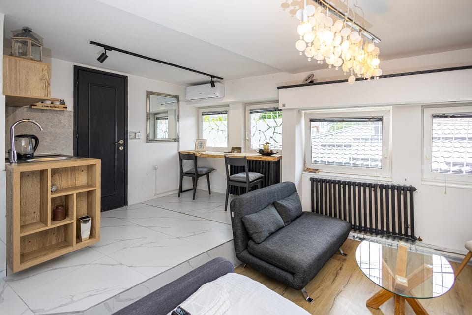 Kitchen or kitchenette, Living room, Seating area, Dining area