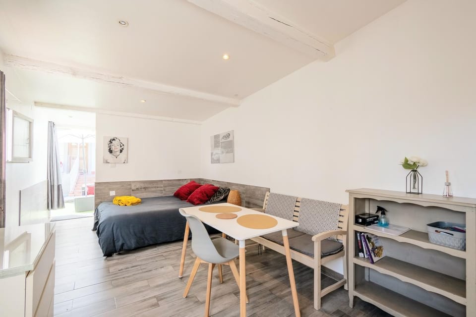 Gîte du stade Le Studio cour parking et piscine partagee Apartment in Marseille