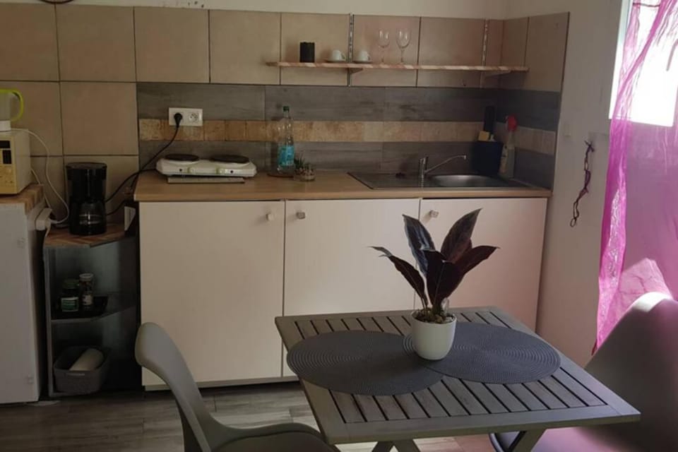 Gîte du stade Le Studio cour parking et piscine partagee Apartment in Marseille