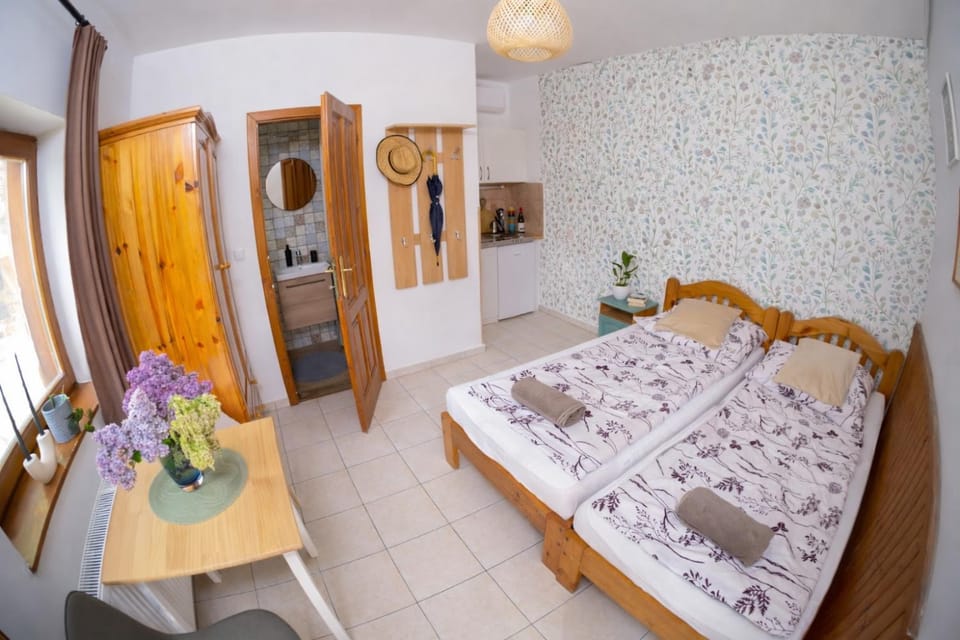 Vicze Apartmanház Bed and Breakfast in Siófok