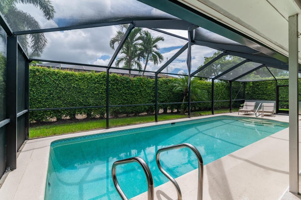 Short Walk to Maple Beach Access I 3/2 w/ Heated Pool House in Marco Island
