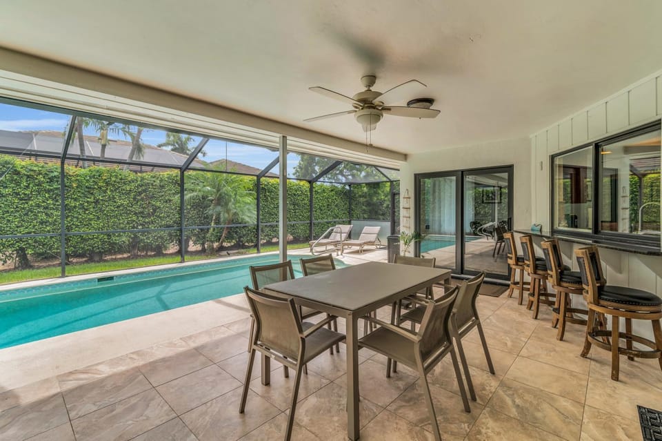 Short Walk to Maple Beach Access I 3/2 w/ Heated Pool House in Marco Island